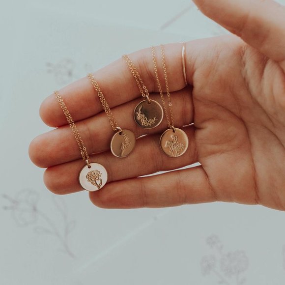 April Daisy Birth Month Flower Simple Necklace - Picture 4 of 13